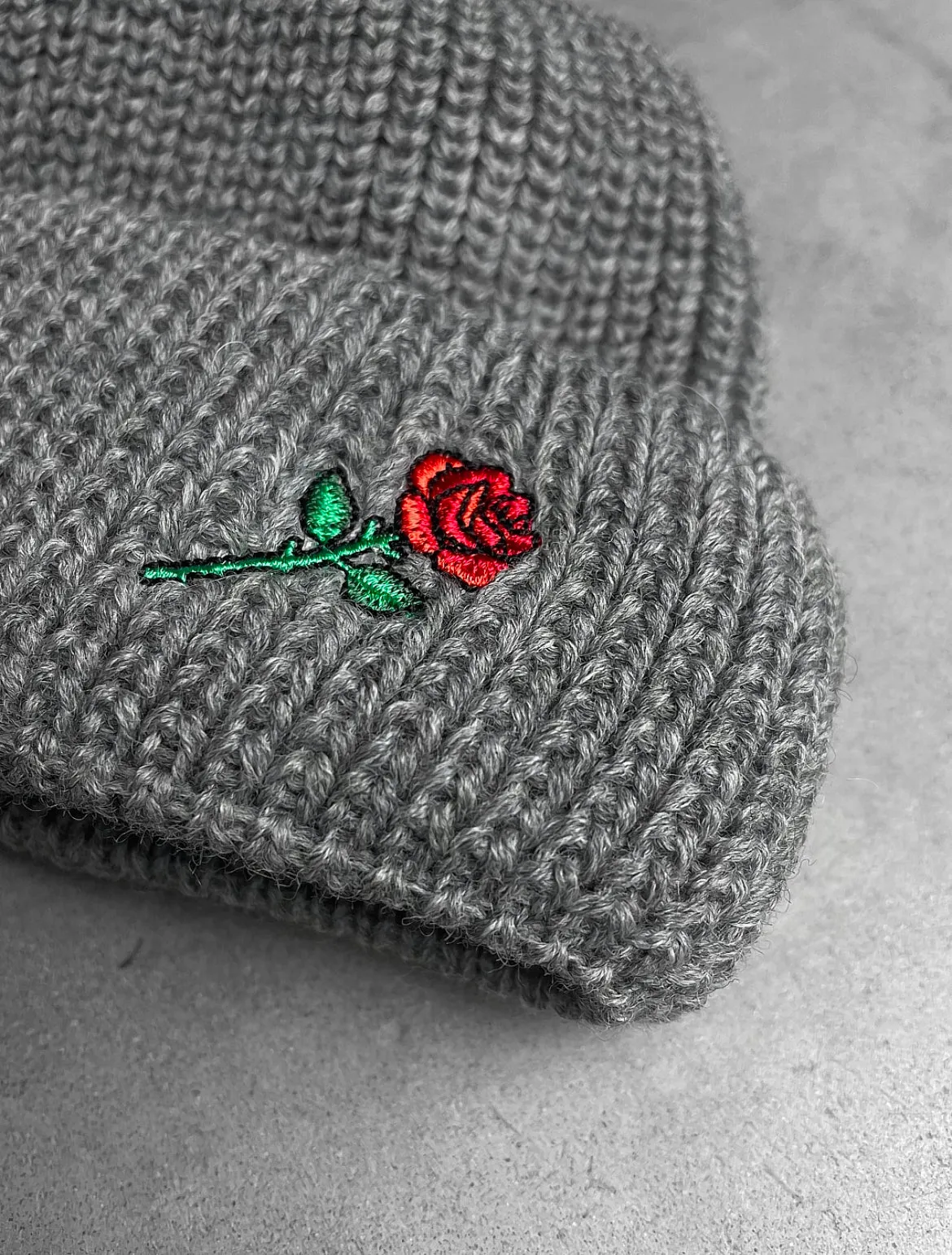 SHORT WOOL BEANIE ROSE EMBROIDERY - LIGHT-GREY